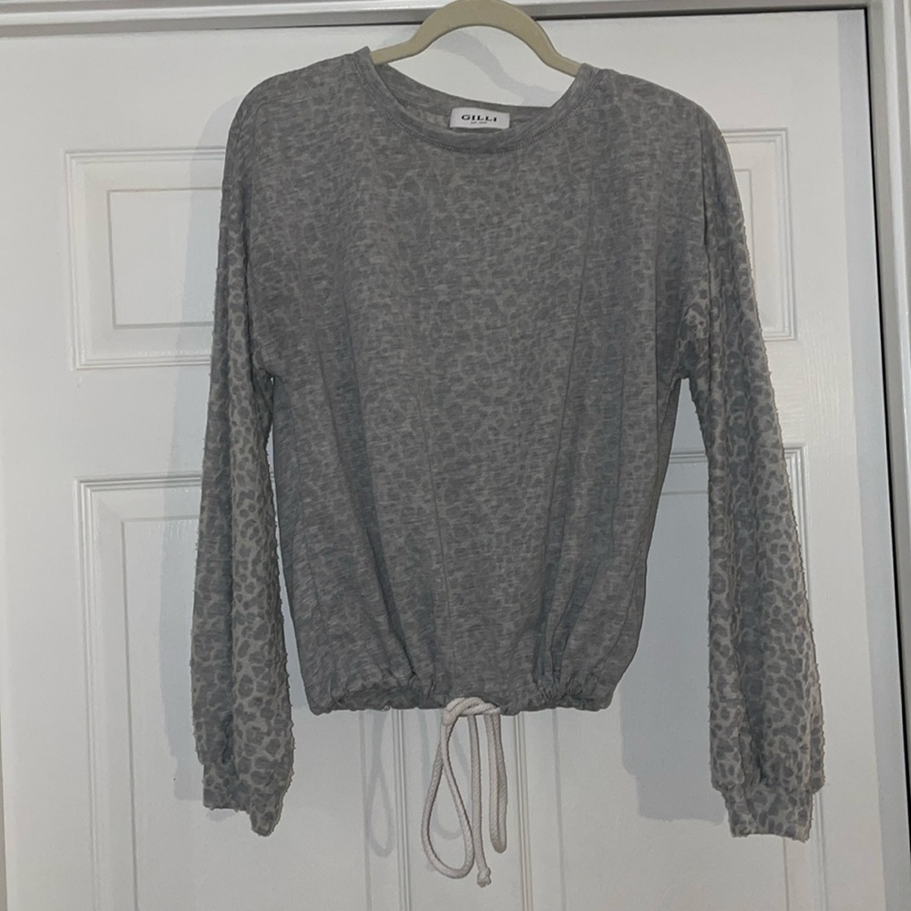 Gray long sleeve Gilli shirt with tie at the waist